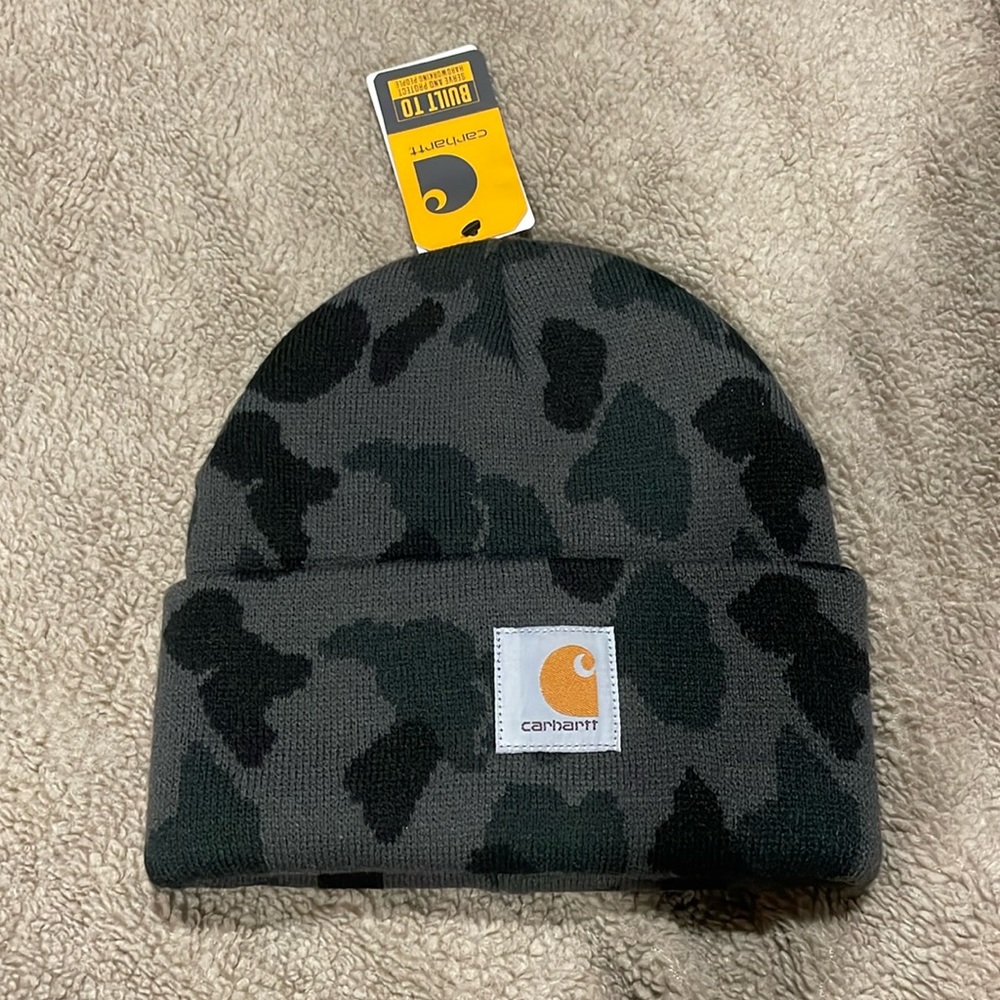 Carhartt knit cuffed camo beanie. Brand new with tags. Rare colorway.
